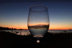 prangliresto merevaade läbi veinipokaali