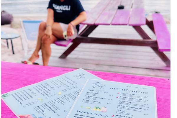 Prangliresto Rannabaar menüüd roosal aknalaual